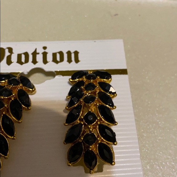 Vintage Black/gold clip on leaf pattern earrings. - Picture 6 of 7